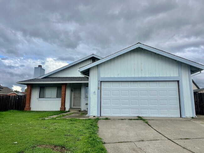 827 Crested Dr in Suisun City, CA - Building Photo - Building Photo