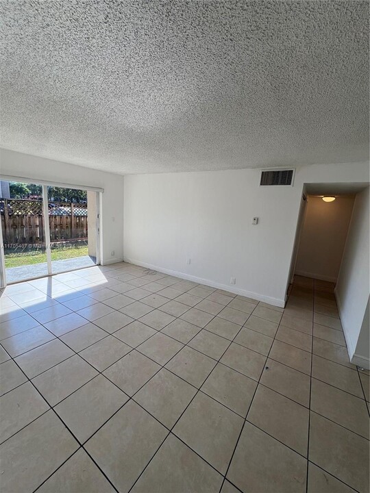 5241 Geneva Ct in Doral, FL - Building Photo