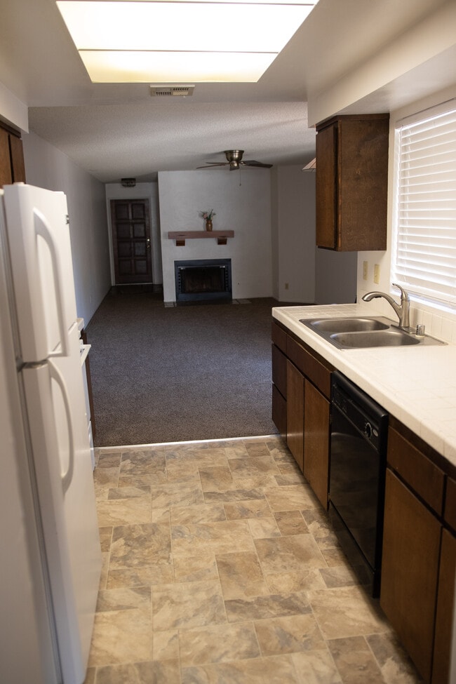 137 Alamos Ave in Clovis, CA - Building Photo - Building Photo
