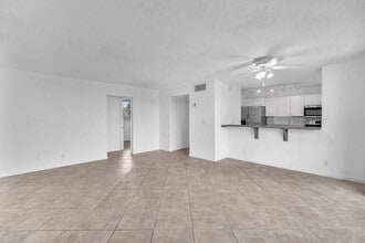 3100 N Pine Island Rd, Unit 3 in Sunrise, FL - Foto de edificio - Building Photo