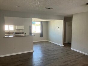 16 N 27th St, Unit B in Las Vegas, NV - Foto de edificio - Building Photo