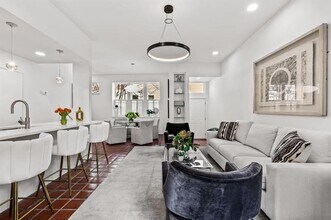 4006 Holland Ave in Dallas, TX - Foto de edificio - Building Photo