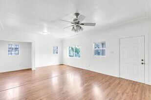 321 E 84th St in Los Angeles, CA - Building Photo