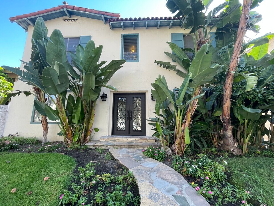 152 N Arnaz Dr, Unit B in Beverly Hills, CA - Building Photo