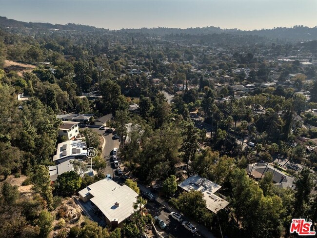 2001 Estes Rd in Los Angeles, CA - Foto de edificio - Building Photo