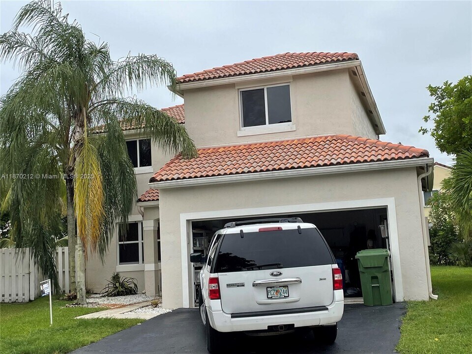 784 Chimney Rock Rd in Weston, FL - Building Photo