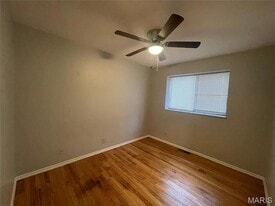 253 Chambers Rd in St. Louis, MO - Building Photo