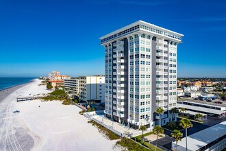 Club Redington in Redington Shores, FL - Foto de edificio - Building Photo