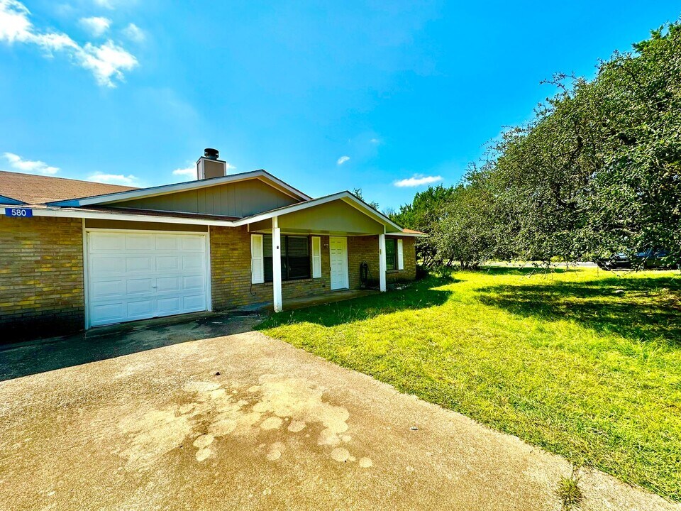 580 Rimrock Rd in Kerrville, TX - Building Photo