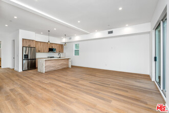 10821 Morrison St in Los Angeles, CA - Building Photo - Building Photo