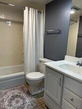 991 Manor Ln, Unit V in Columbus, OH - Foto de edificio - Building Photo
