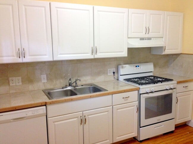 2037 Park Ave in Baltimore, MD - Building Photo - Building Photo