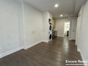 274 Newbury St, Unit 1 in Boston, MA - Foto de edificio - Building Photo
