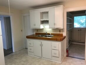 51 Andover St, Unit Apt 2 in Ludlow, VT - Foto de edificio - Building Photo