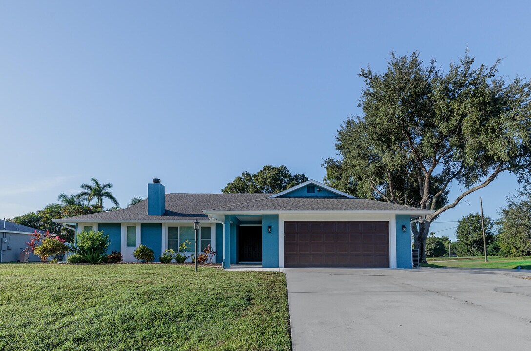 842 SE Streamlet Ave in Port St. Lucie, FL - Building Photo