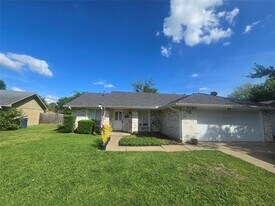 422 Woodmere Dr in Garland, TX - Building Photo
