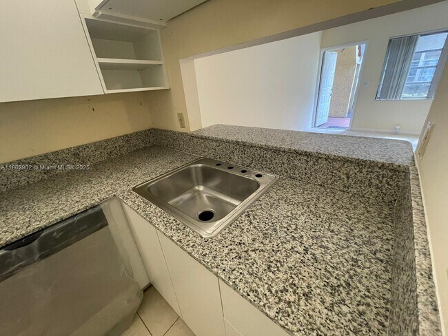 820 Twin Lakes Dr in Coral Springs, FL - Building Photo - Building Photo