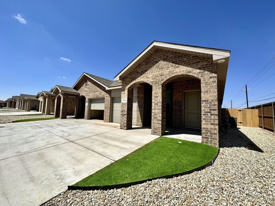 2007 Aberdeen Ave in Wolfforth, TX - Building Photo
