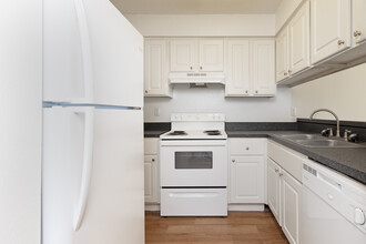 Oak Manor Apartment Homes in Tampa, FL - Building Photo - Interior Photo