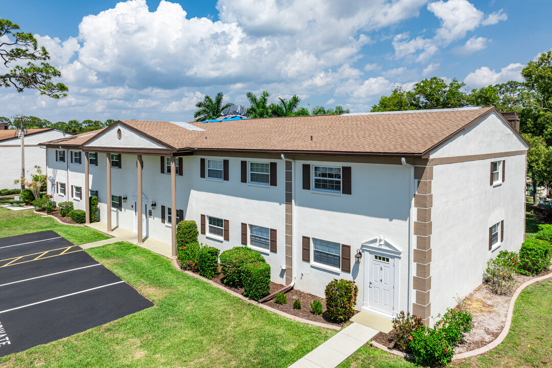 Foxmoor Condominium in North Fort Myers, FL - Building Photo