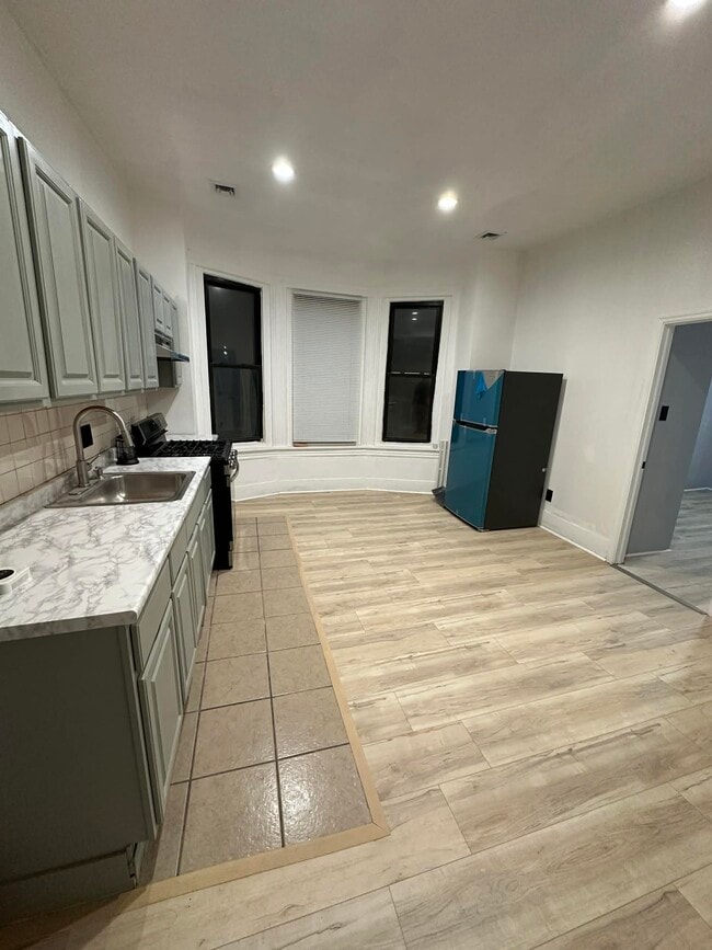 3343 N 16th St, Unit 2