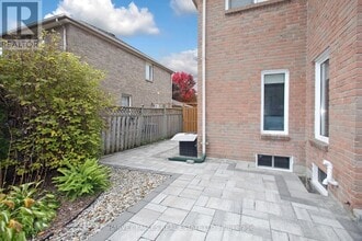 295 Brimson Dr in Newmarket, ON - Building Photo - Building Photo