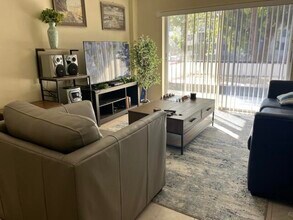 4160 Inverrary Dr in Lauderhill, FL - Foto de edificio - Building Photo