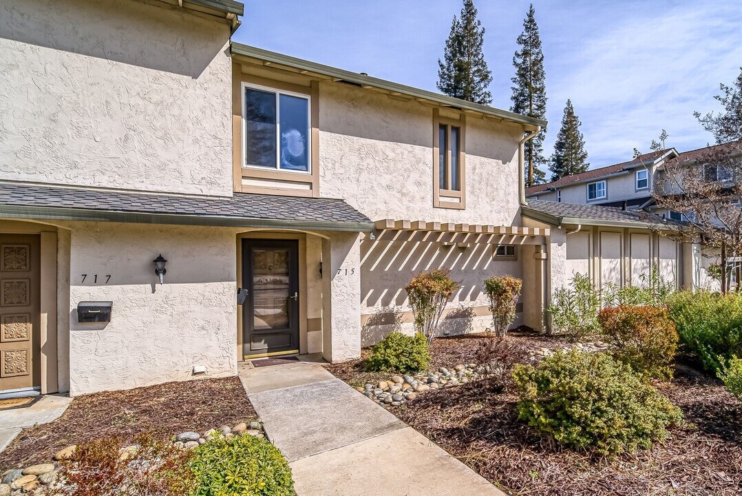 715 W Fremont Ave in Sunnyvale, CA - Building Photo