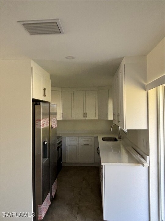 1207 NE Pine Island Ln in Cape Coral, FL - Foto de edificio