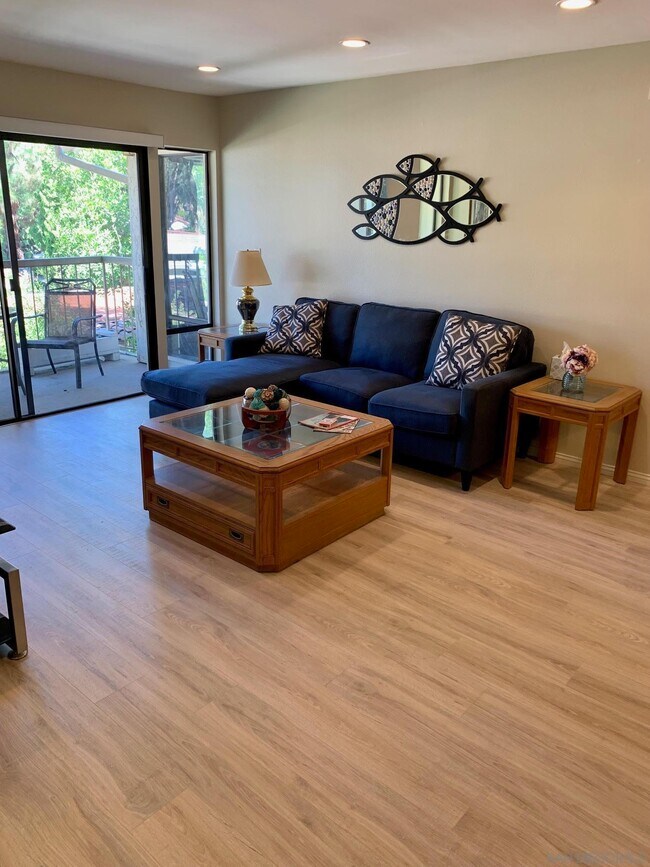 12575 Oaks N Dr in San Diego, CA - Foto de edificio - Building Photo