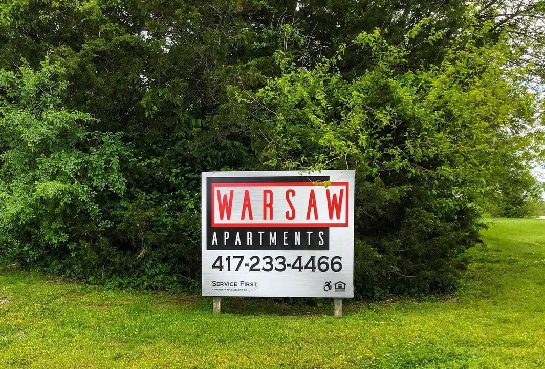 710 Elm Dr in Warsaw, MO - Building Photo