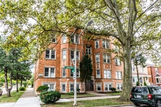 8201-8205 S Kingston Ave 2539-2541 E 82nd Street Chicago, IL 60617 in Chicago, IL - Foto de edificio - Building Photo