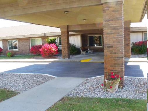 Pinecrest Manor in Alpena, MI - Foto de edificio - Building Photo