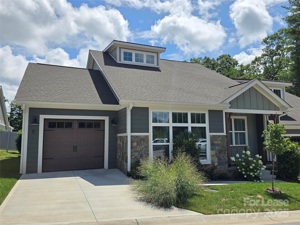 5 Heartleaf Cir in Avery Creek, NC - Building Photo