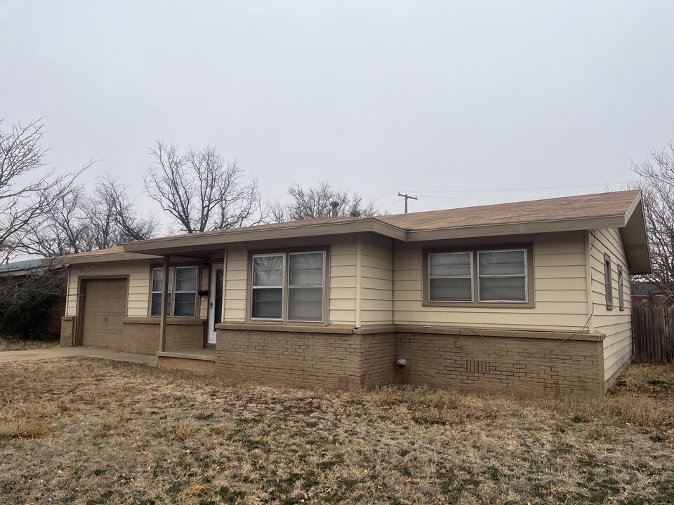 115 Detroit Ave in Levelland, TX - Building Photo