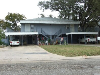 Wedgewood Estates Apartments in Devine, TX - Foto de edificio - Building Photo