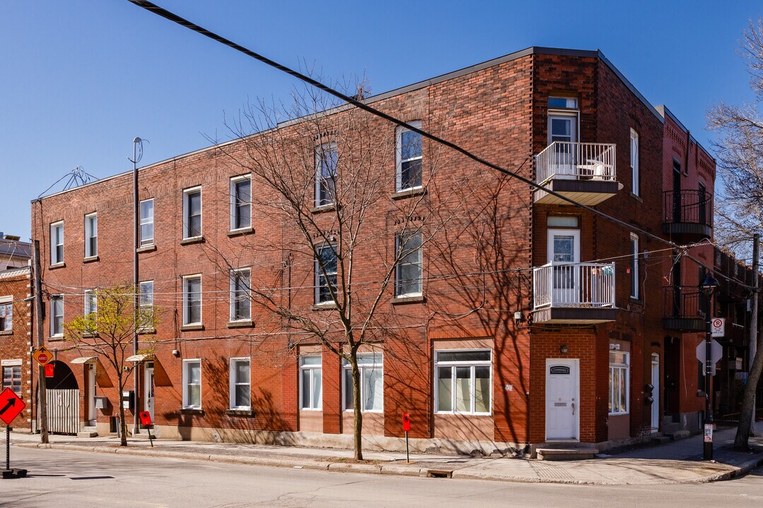 2404 Augustin-Cantin St in Montréal, QC - Building Photo