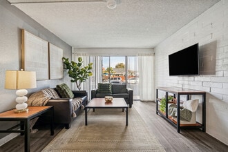 Campus Crossings on 8th Street in Tucson, AZ - Building Photo - Building Photo