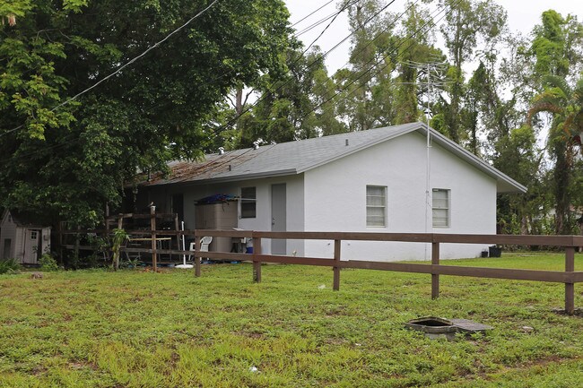 4193 Vermont Ave in Lake Worth, FL - Building Photo - Building Photo