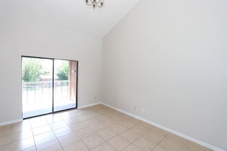 100 Hillside Rd, Unit 217 in Laredo, TX - Building Photo - Building Photo