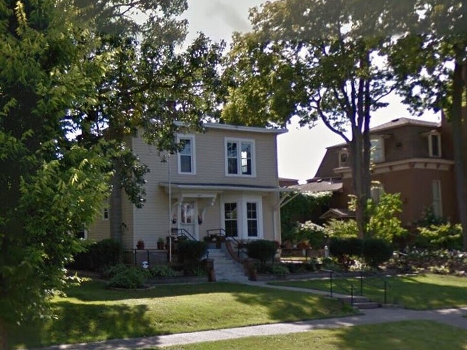 205 2nd St W in Hastings, MN - Building Photo