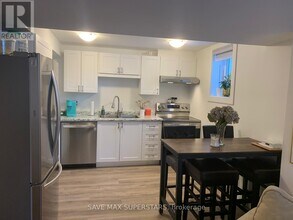 30 Westminster Cir in Barrie, ON - Building Photo - Building Photo