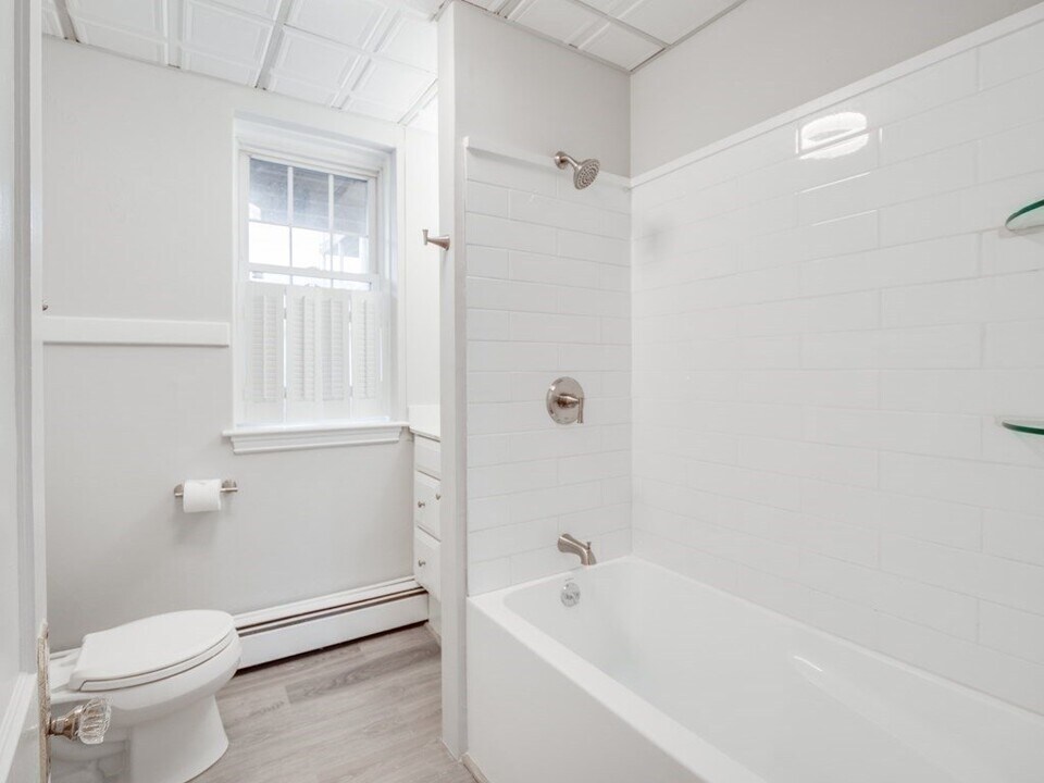 25 Roslyn St, Unit 10 in Salem, MA - Building Photo