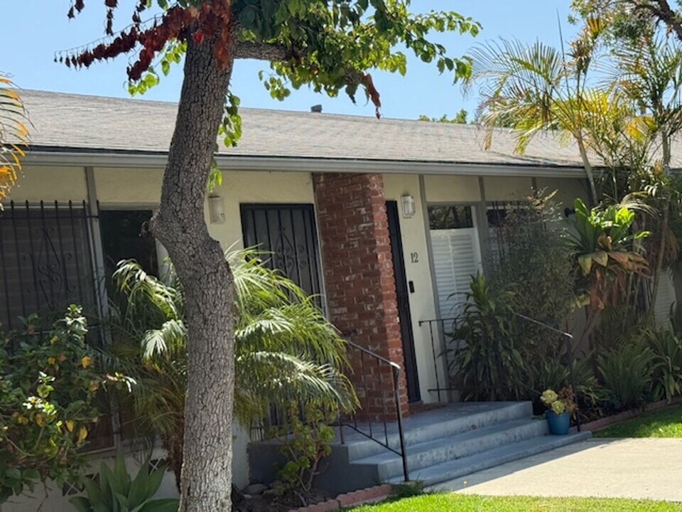 2420 E 4th St in Long Beach, CA - Building Photo