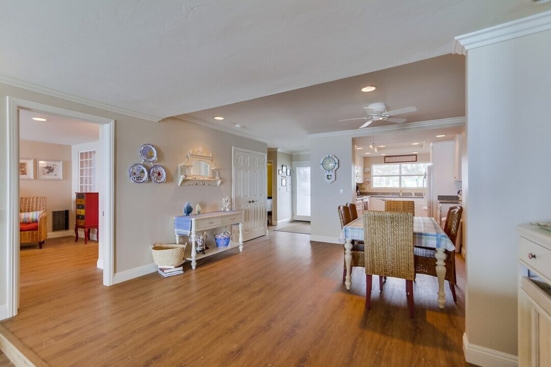 239 S Helix Ave in Solana Beach, CA - Building Photo