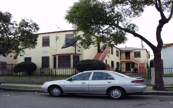 1885 Chestnut Ave in Long Beach, CA - Building Photo