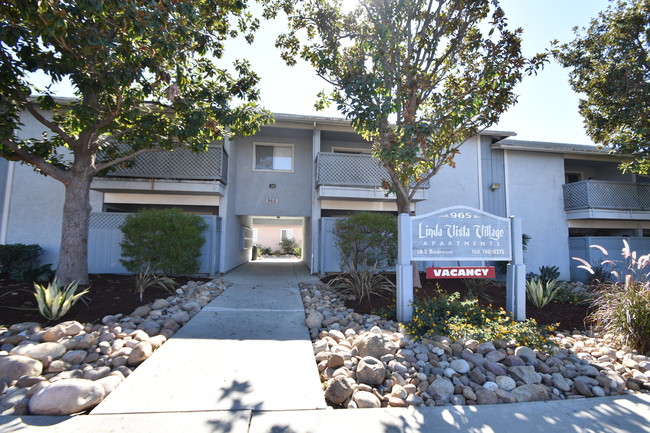 Linda Vista Village in Escondido, CA - Foto de edificio - Building Photo