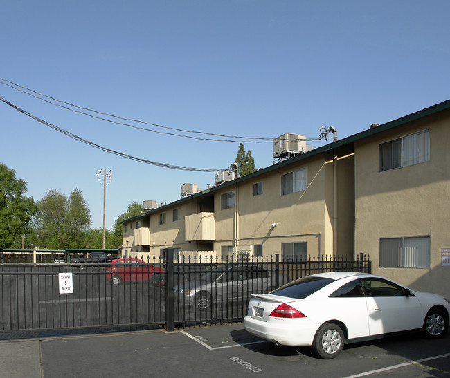 Millbrook Pines Apartment in Fresno, CA - Building Photo - Building Photo