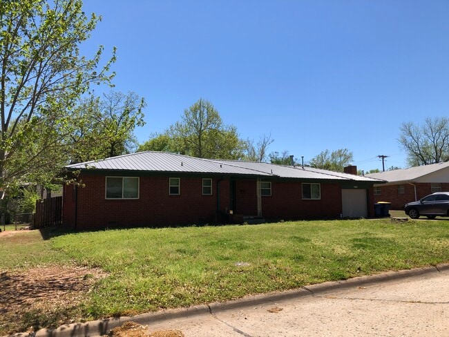 property at 2015 W Arrowhead Dr