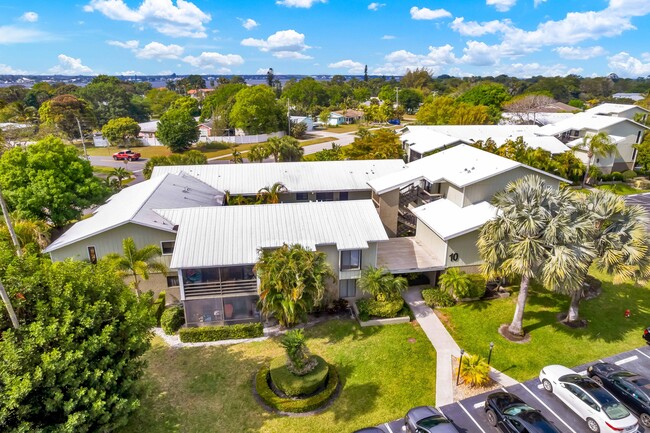 800 NW Fork Rd in Stuart, FL - Foto de edificio - Building Photo